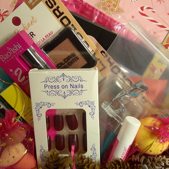 Merry Glam-21-Piece Holiday Makeup Essentials, Christmas Gift Basket - Picture 4 of 6